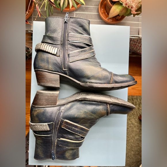 Dkode Navy/Teal Leather Boots with Silver Accents - Picture 8 of 16